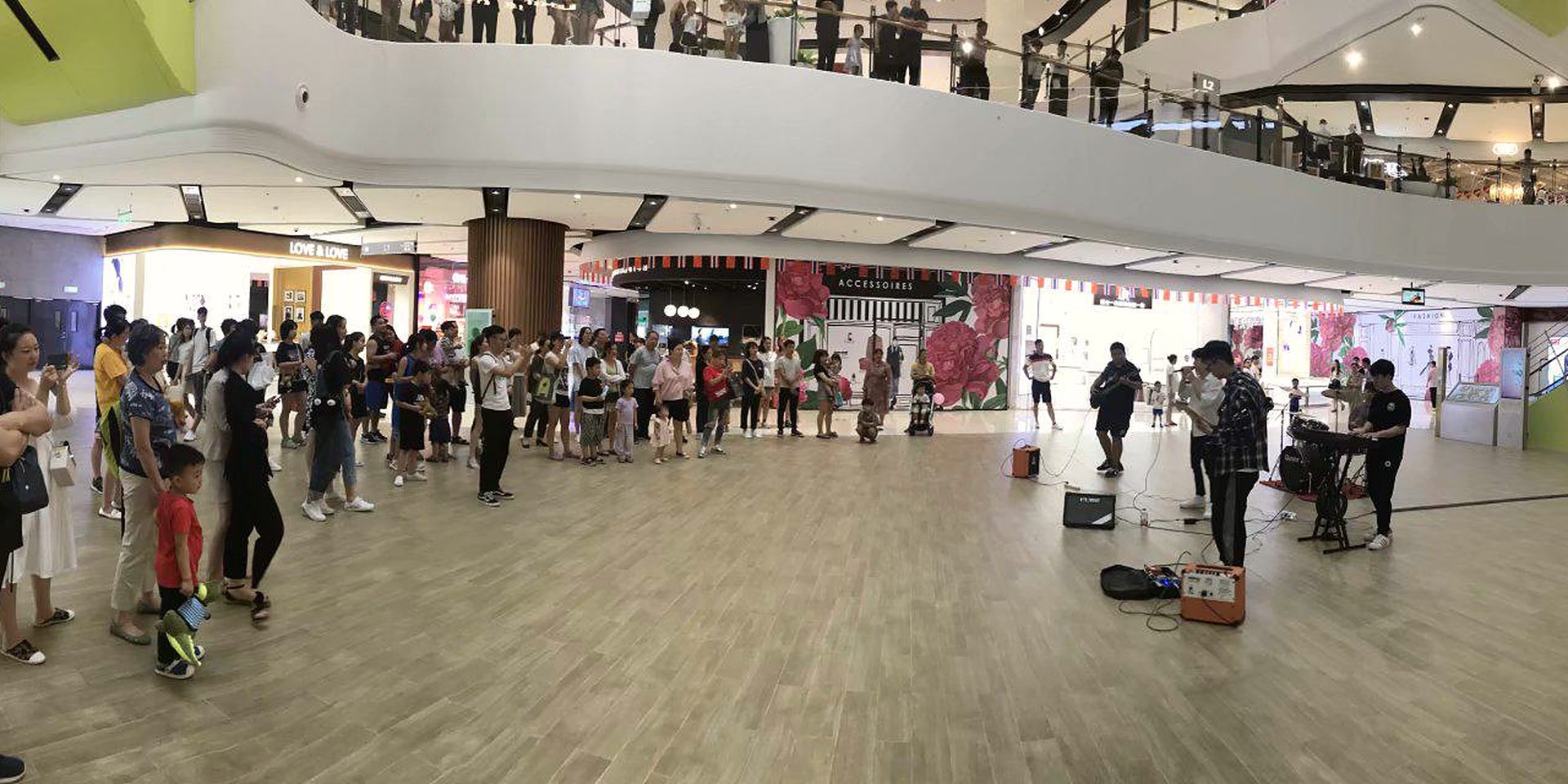 正大广场乐队巡演